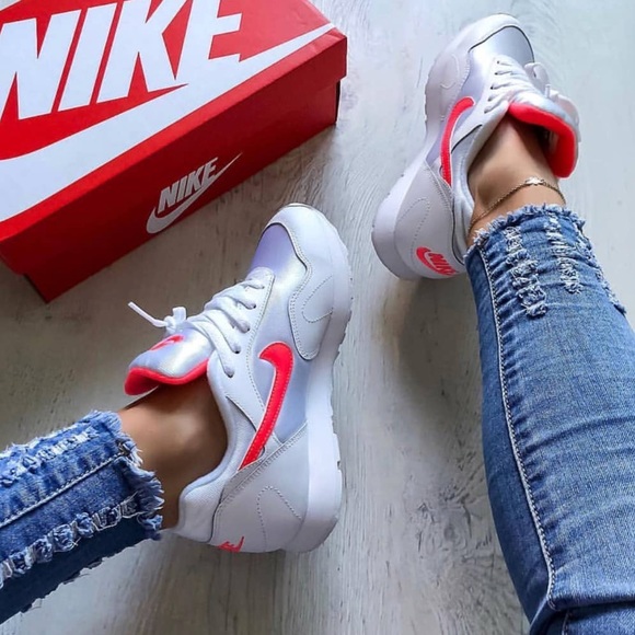 Nike women’s outburst sneakers - Picture 2 of 8